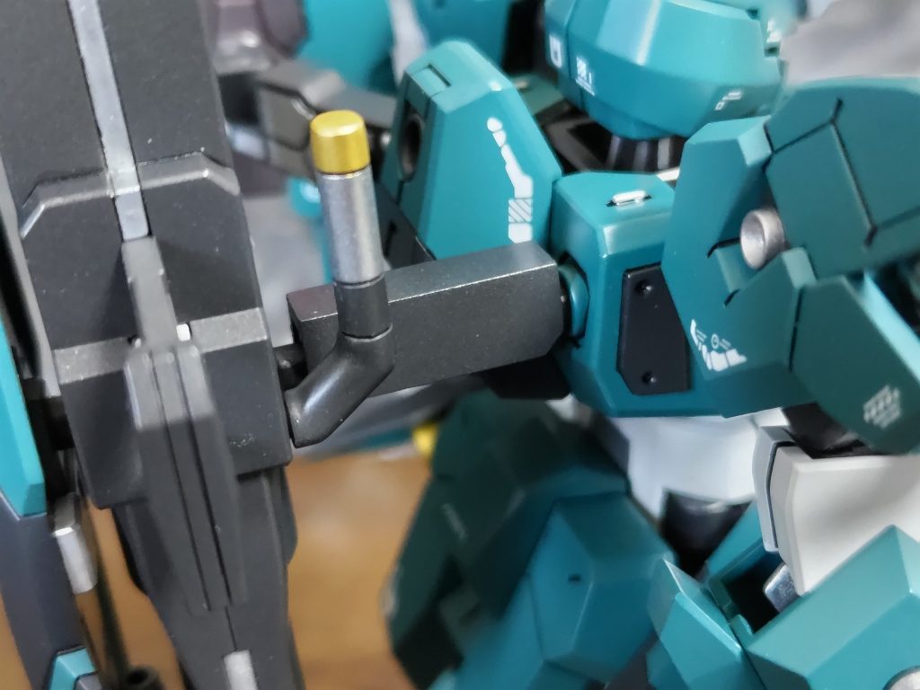 背面の穴が余ってたので、ランナーを使って簡易的に武器も装着できるようにしました。