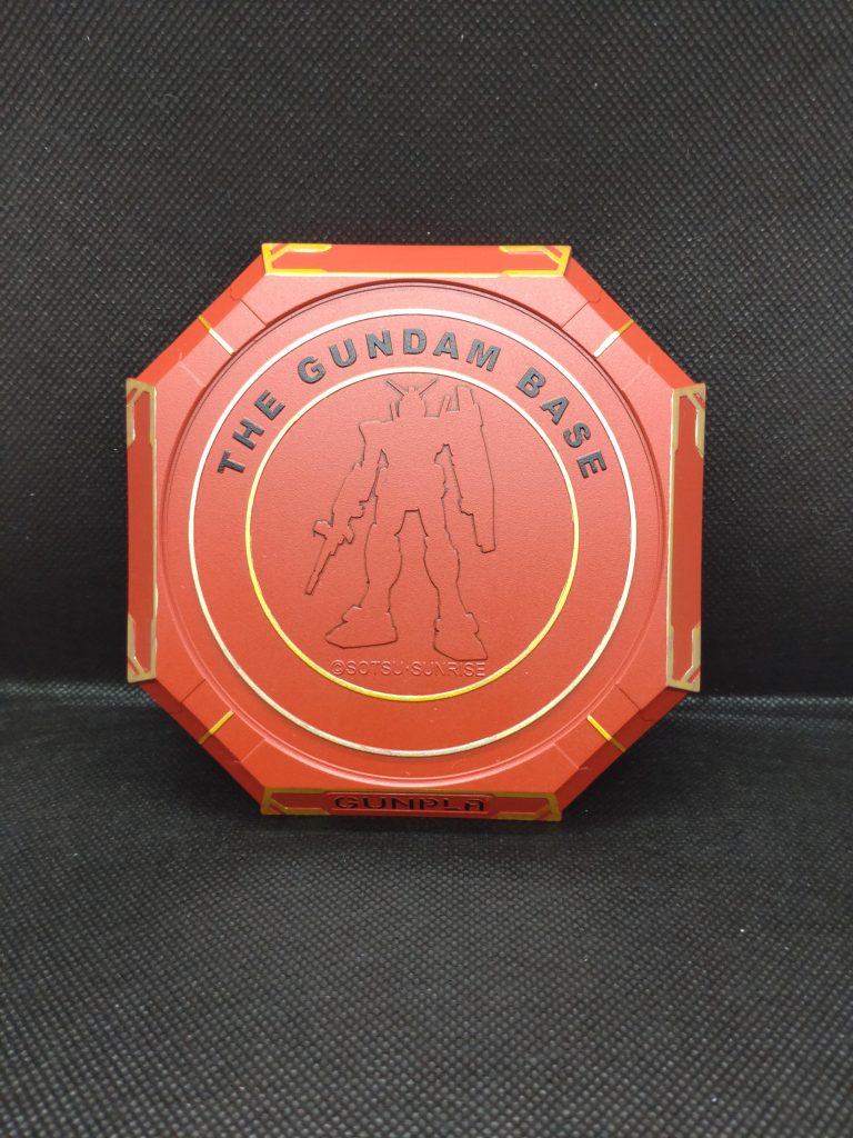 ベースはサイドF1周年のマークを参考にして塗装しました。ゴールド部分はガンダムマーカーEXイエローゴールドとホワイトゴールドを直塗りしています。