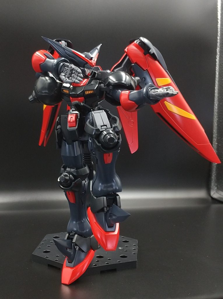 フロントアーマーは接続軸の位置が悪く、腿とアーマーが干渉して脚を上げられない(東方不敗ポーズが決まらない！)ので、スプリング接続に変更の上、軸位置を調整しました。ふんどしのセンターブロックも上下に大型化しています。太腿はフレーム上部を切り離してロール軸を追加しました。