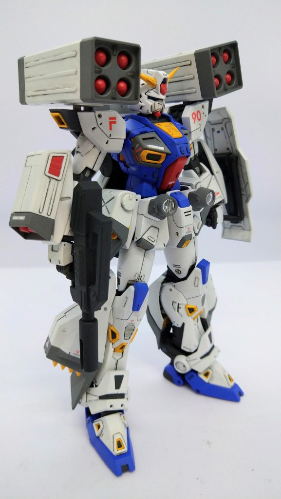 スラスターがイエローというカラーリングルールにのって、ホバーの噴出部をイエローに。噴出部カバーをブルーにしたら、色がうるさくてオモチャっぽすぎるかなと思いグレーに。各パーツはホワイト基調という配色。