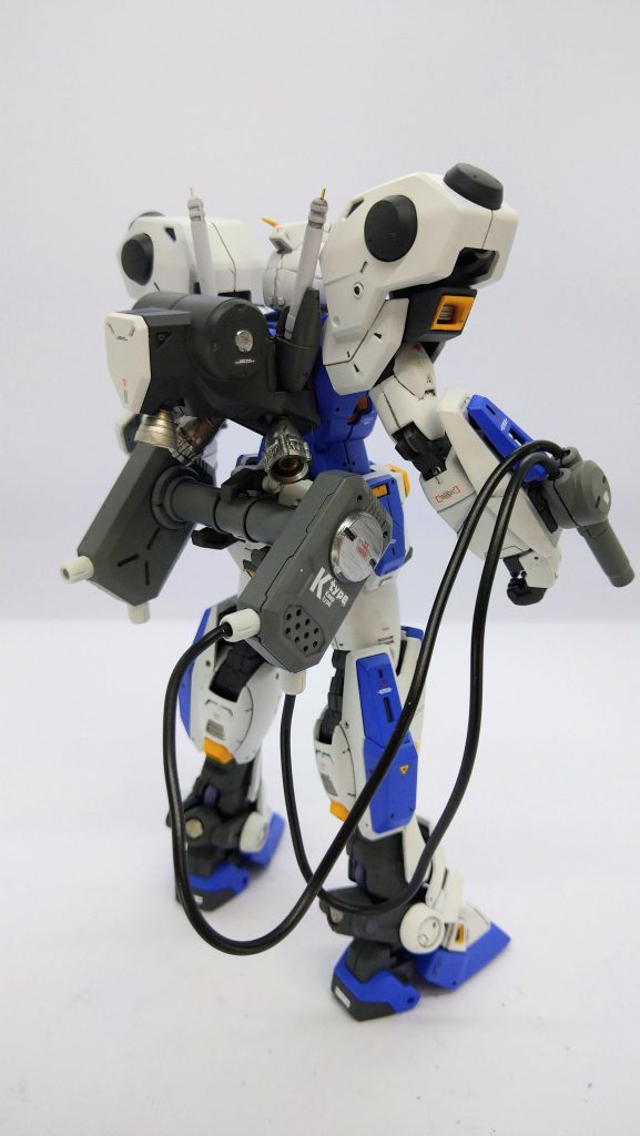 腰のユニットの丸モールドは、ガンダムマーカーのメッキシルバーで塗り分けしてみましたが、上手くキレイに塗れず失敗してしまいました。マーカーでちよっと広い面を塗るには修練が必要でした。