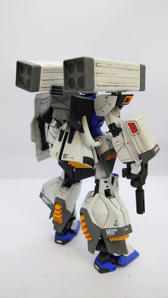 バックパックから、サイドアーマー部のホバーユニットにつながるパイプは、キットのパーツ使うのがめんどくさいので、メッシュパイプに置換。