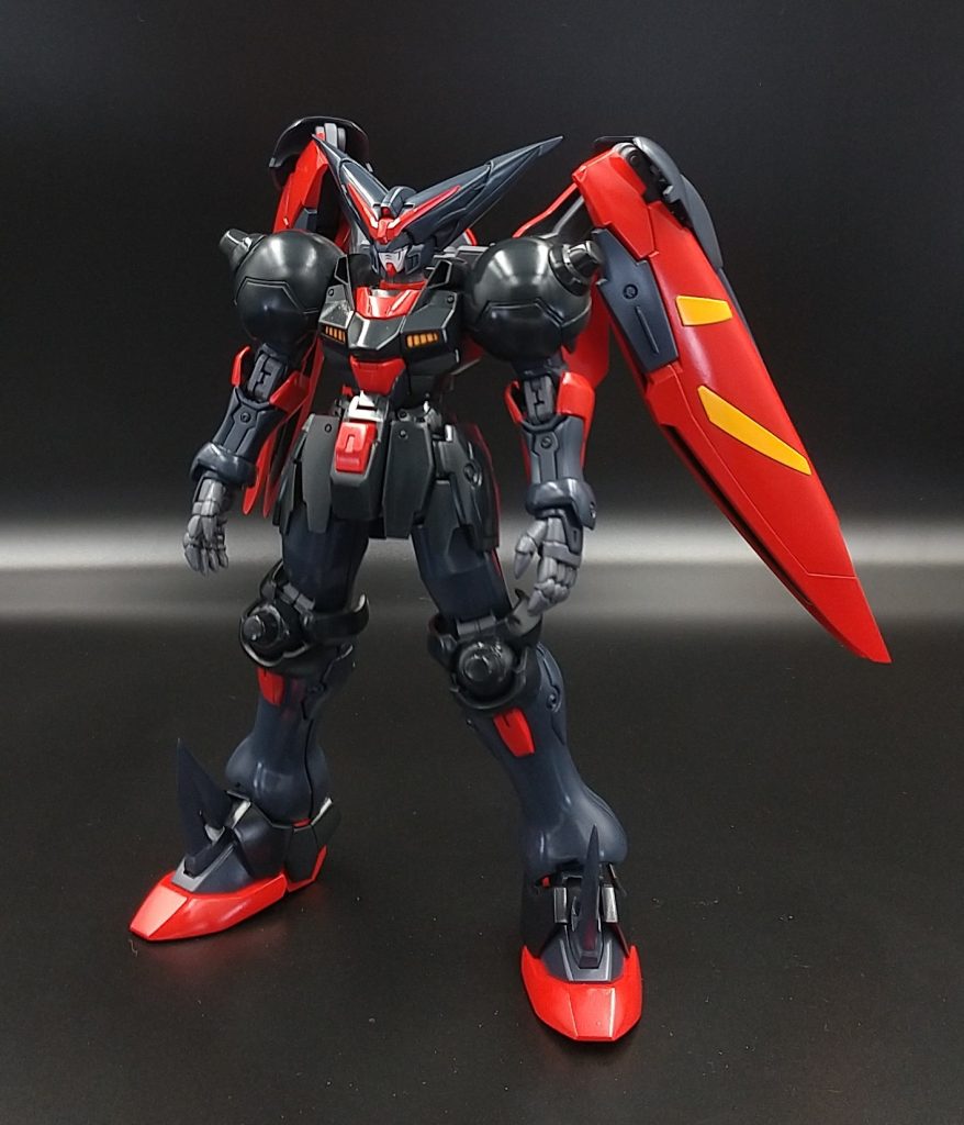 頭部はヘルメット部分を幅詰めなどで小型化、フェイスは旧MGウィングゼロを流用しています。襟のダクトは開口してシャープに。スネはくびれの部分で7mmほど延長するとともに、細く感じたので全体的にボリュームアップしています。つま先は延長して先細りするように削り込み。足首周りがスカスカしてたので適当にジャンクパーツなどを盛り付けてます。足の甲のブレードも大型化してシャープに。