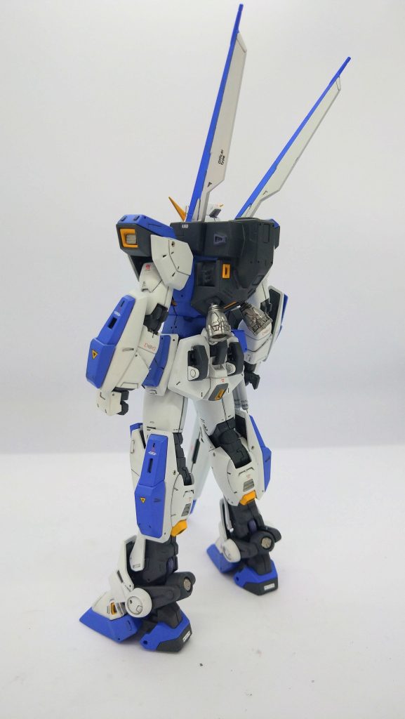 塗装は一部変更。大型ブレードアンテナ真っ青は違うな、と思い白基調で塗り分けしてます。