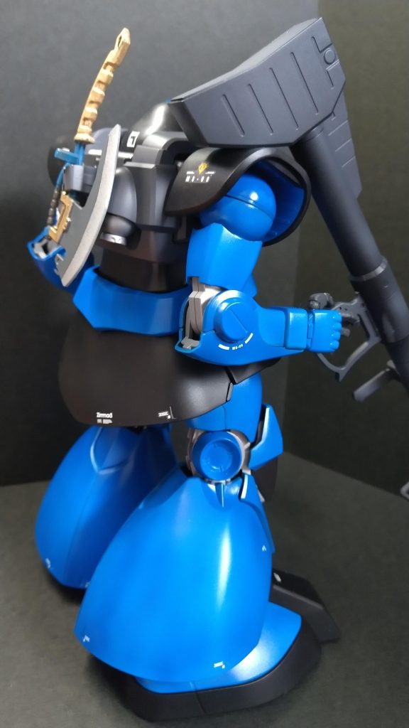 ヒートホークはザクIから引き継ぎということで、背中にマウントしています。