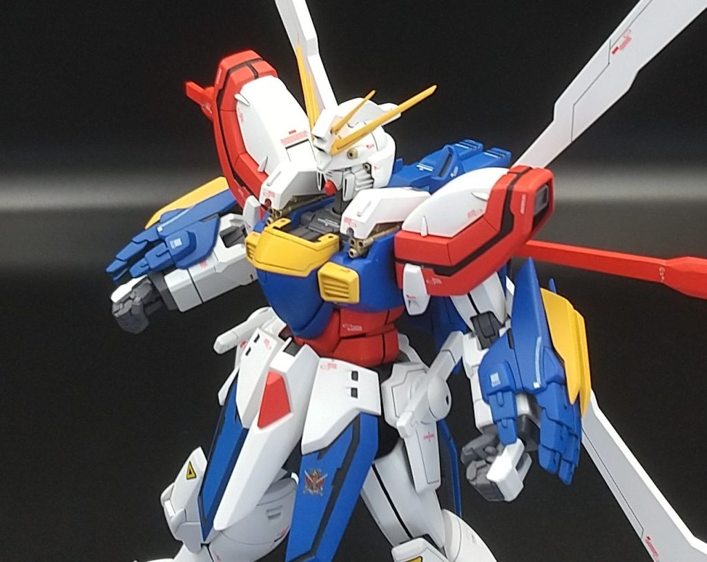 ゴッドの腰はフロント・リアアーマーがデカいイメージがあるので、プラ材・パテなどで大型化しています。バァァァルカンッ！(笑)も一応開閉できます。マーキングはシェンロン用ガンダムデカール(水転写)を使用しました。