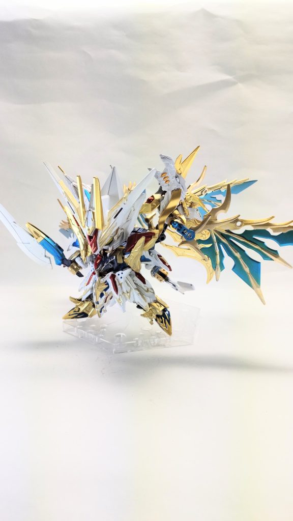 ここまで見てくださった方ありがとうございます🙏気が付いたら前回から半年経ってました……（気を取り直して）スペリオルストライクフリーダムドラゴンを自分なりにカッコよく仕上げたいと思い、試行錯誤した結果こうなりました。🔴全身金ピカは好みじゃない→ストフリカラーにしよう→肩を諸葛亮フリーダムに変更し、よりそれらしくしよう→武装も造ろう🔴手が赤い→アメストの要素を入れたらオリジナル感が強くなるのでは？という考えからスタートして、出来上がったのがこれです。連結ビームライフルを再現したいなと思っていたところ、マーズフォーウェポンズの双剣がイメージにピッタリだったので採用。カラー変更と持ち手を削ったくらいで、ほぼキットのままです。ソルドラグーンはパーツ選びに苦労しました……デザインに違和感がでないように創傑伝とヒーローズのパーツから構成されています。頭の中のイメージを実際に造る作業は、楽しいけど難しい……😅あと、脚部は前作同様に拡張&延長工作を行っているので、ポーズがつけやすくなりました。自分の定番工作になりそうです。