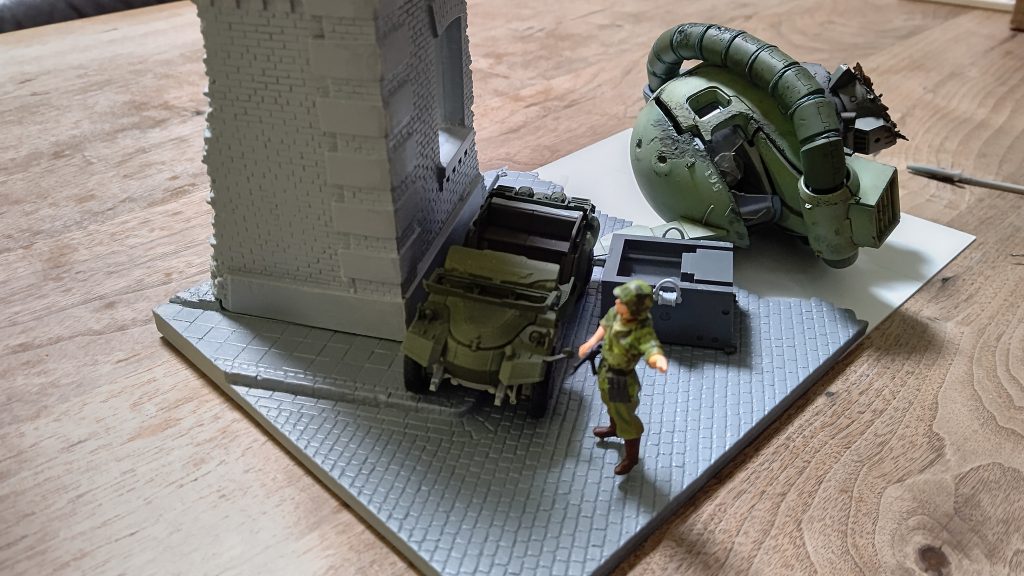 ミニアート製ジオラマをベースとしてます。１０年ぐらい前にも一度買ったのですが、その時は蓋を開けただけで挫折しましたのでwリベンジできました！