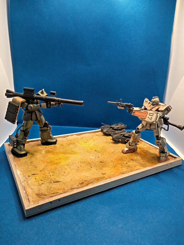 土台は見様見真似で作ってみました１００円ショッブにて材料仕入れ砂はクレヨンで砂漠っぽく仕上てみました。