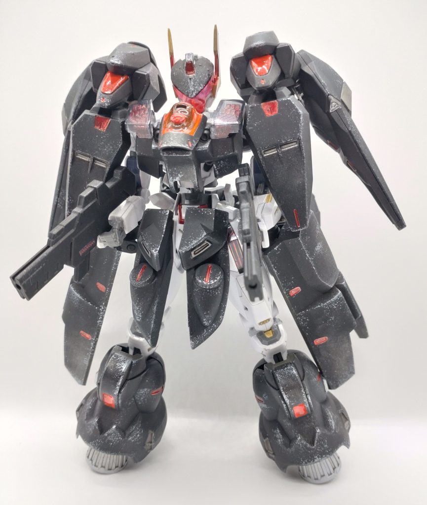 正面より。最初はもっとゴテゴテにするつもりでしたが、水星キットでまとめたほうが妄想しやすいと思い、(これでも)シンプル路線にしました。頭部のマスクだけ、ブキヤのジャンクです。ミオリネまで辿り着くのが目的であり、戦う必要は無いので、武装は最小限。2丁のライフルも心配したグエル君が持たせたもので、基本は撃ちません。