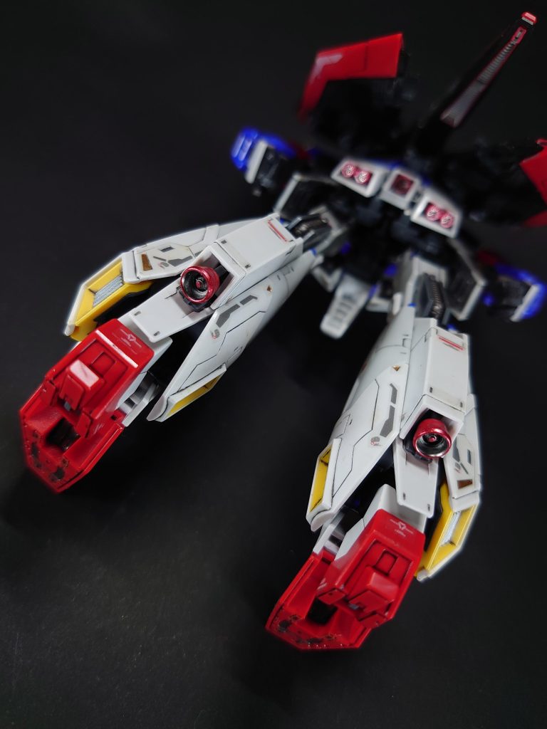 メタリックレッドとメッキシルバーNEXTでバーニア スラスター  ヒートシンクを筆塗り。