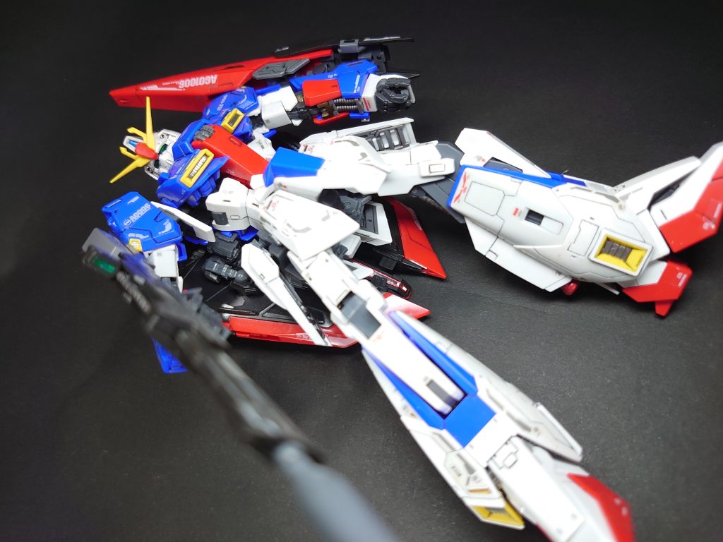 あとリアリスティックデカールのメインカメラが緑だったので「メインカメラは青やろがい！」と思いつつ筆塗り。