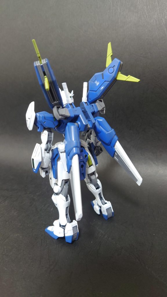 背面。エスカッシャンは全身に装着してる方が様になりますね。