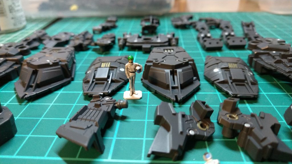 老眼鏡使って息を止めながら着色します。