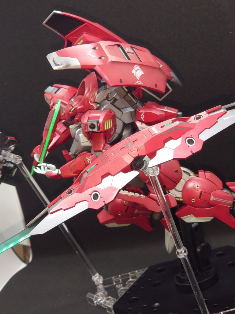 赤色はフィニッシャーズのディープレッドにCCルビーレッド、白色はウォーカーホワイトにCCムーンストーンパールで半光沢仕上げのパール塗装にしています