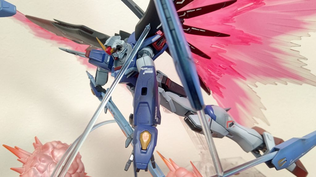 顔、脚が一部欠損。アスランとの激闘を匂わせます！