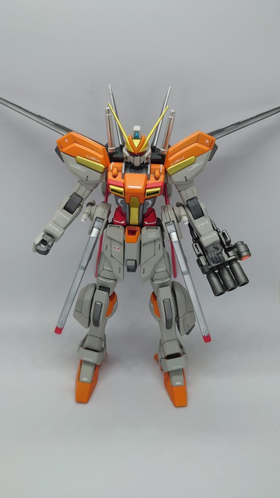 立ち姿はこんな感じ腕にグフカスタムのガトリングを取り付けました。ビームサーベルを持ちながら射撃できると便利だよなぁと思って装備してます。また、腰部にストフリのレールガンをつけてます。これも腕を使わず牽制できるようにと思ってのものです。