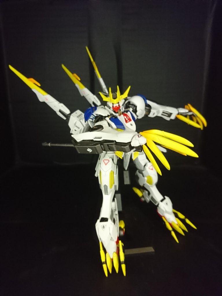 腕、脚ともに爪を大型化、追加してあります手の方は、爪をはいで新しくつけ直しました。(表現残虐ですみません)脚の方は、たしかビルド系のパーツを持ってきて、前後2本ずつ追加しました。