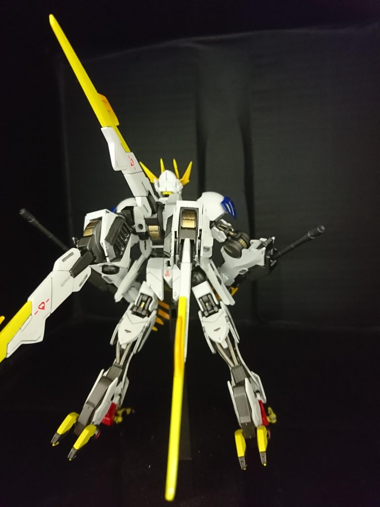 バックショットサイドに接続軸を設けてテイルブレード格納のパーツを自作してつけてありますシリンダー、パイプは首、肩、二の腕裏、腹、膝裏、ふくらはぎを金属パーツ、真鍮線の自作パーツに変えました。あ、腕のサブアームは、自分的にあまり好みではないので、ルプスのを改造して交換してあります。