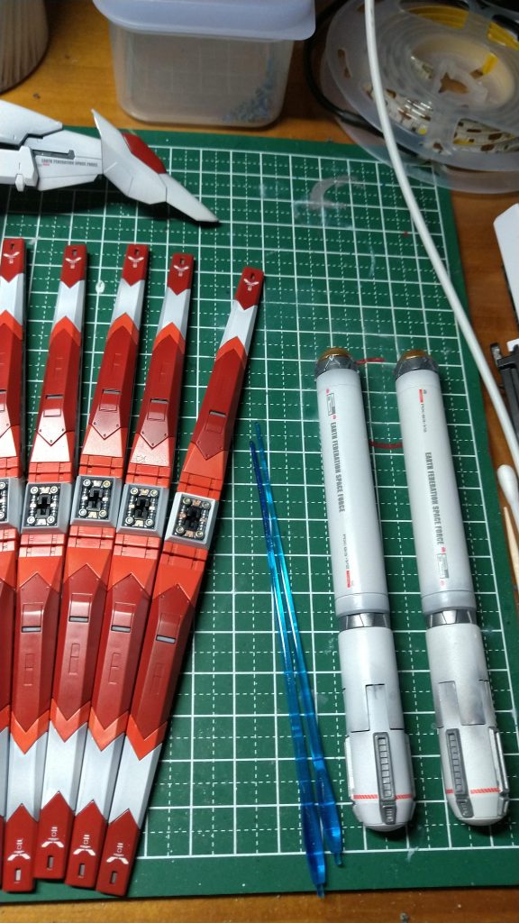 プロペラントタンクがごついです。ビームサーベルもクリアブルーで塗装、あまり効果はありません。