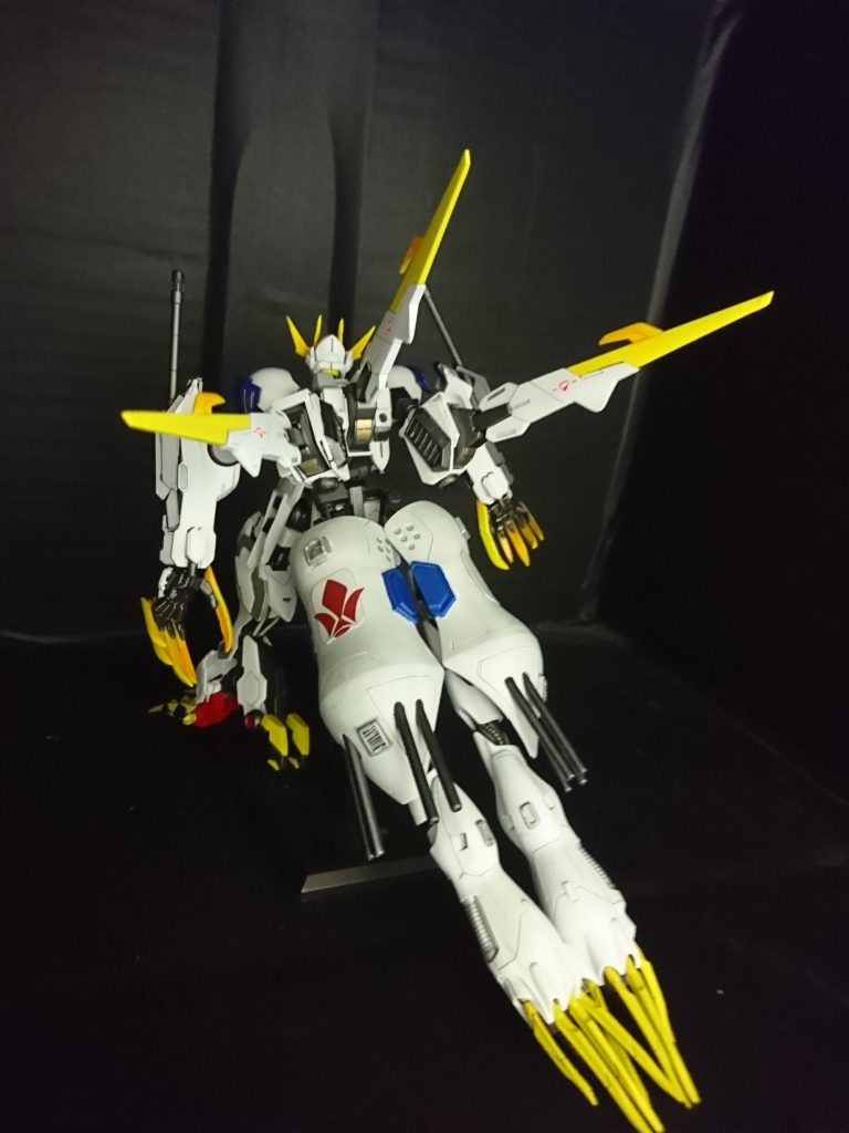 ここから、没パーツを少し。実は、制作期間3ヶ月の大半はこいつのせいです。試行錯誤しましたが、ない方がいいという結論に至りまして。ご覧の通り、ハイゴッグの腕です。大型化して、内側にサイサリスの足裏を貼り付けて、なんか色々パーツ盛ってあります。