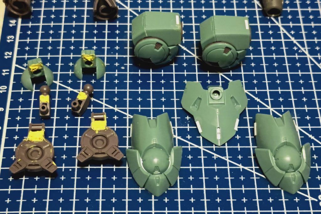 作業量はたったこれだけ！プラチップを8箇所貼り付け肉抜きを埋め、あとはガシガシと筆塗りするだけ！こういうのも手軽で楽しいですね