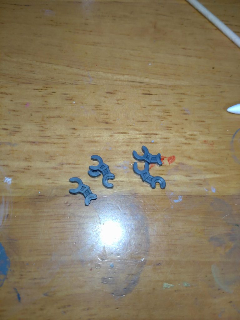 箒の軸が折れた…しかし、30MMの何処のパーツな気がしたので積んである30MMを漁る。ボルタノヴァのハンドパーツでした。 