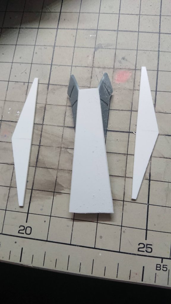 フロントアーマーは既存のモノに被せるかたちでプラ版で制作