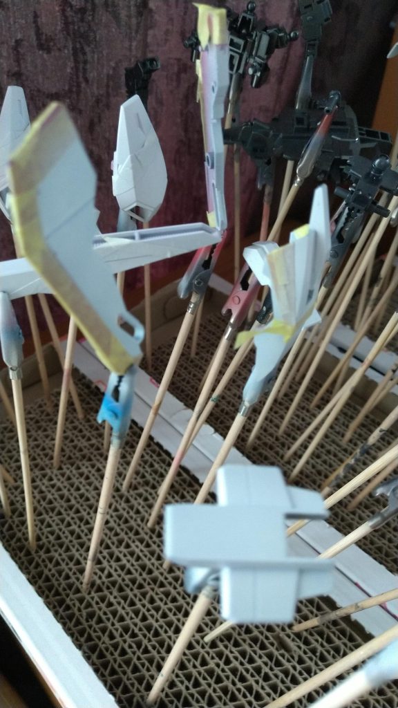 マスキングテープを使って、ちまちま塗装しております。