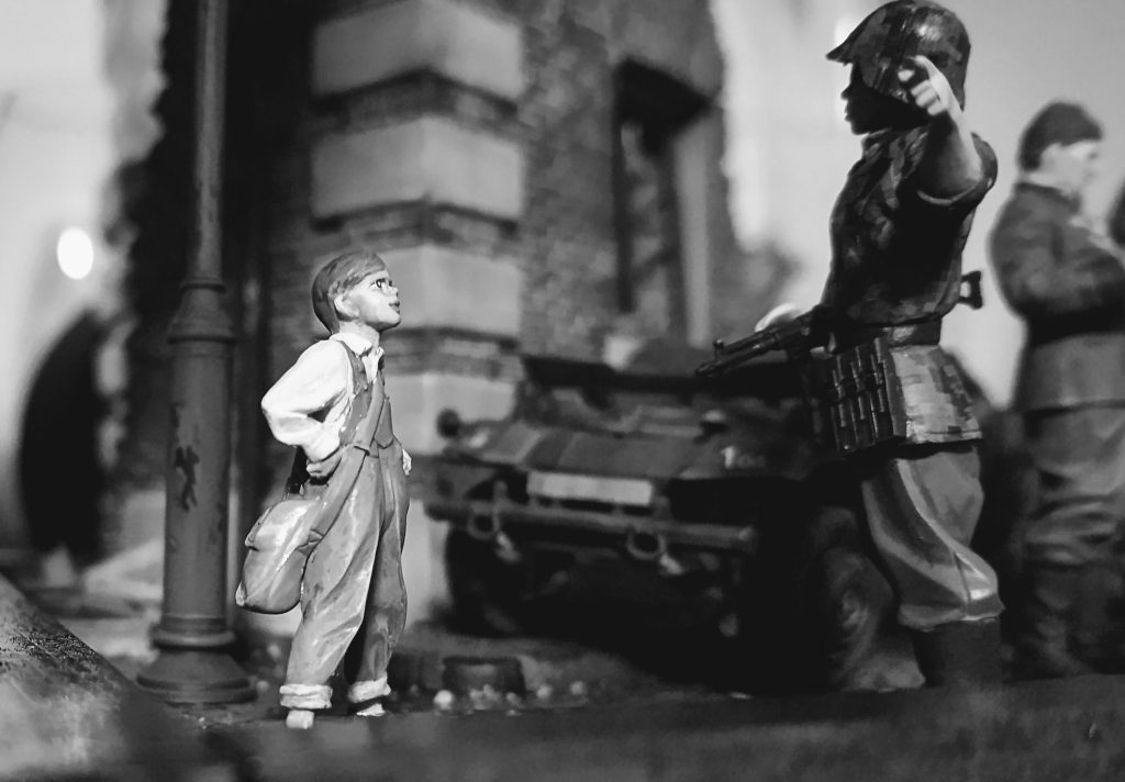 元々この少年フィギュアが欲しくて買ったのでした。見上げるポーズの少年は汎用性高い気がします