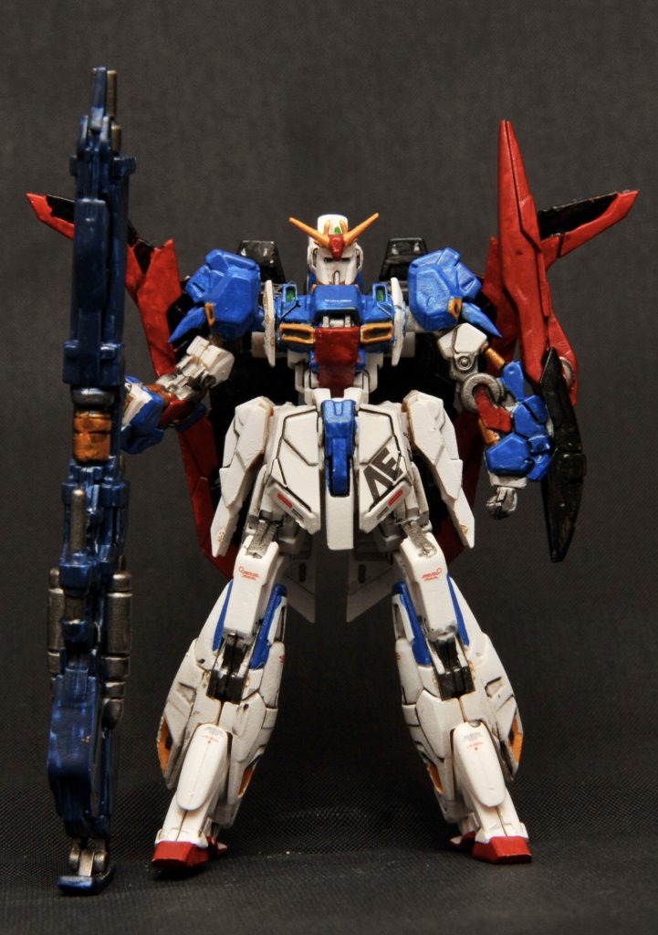 正面です。今回初めて、アーティファクトにデカールを貼りました。腰の「AE」がアクセント。達人のオマージュですが。