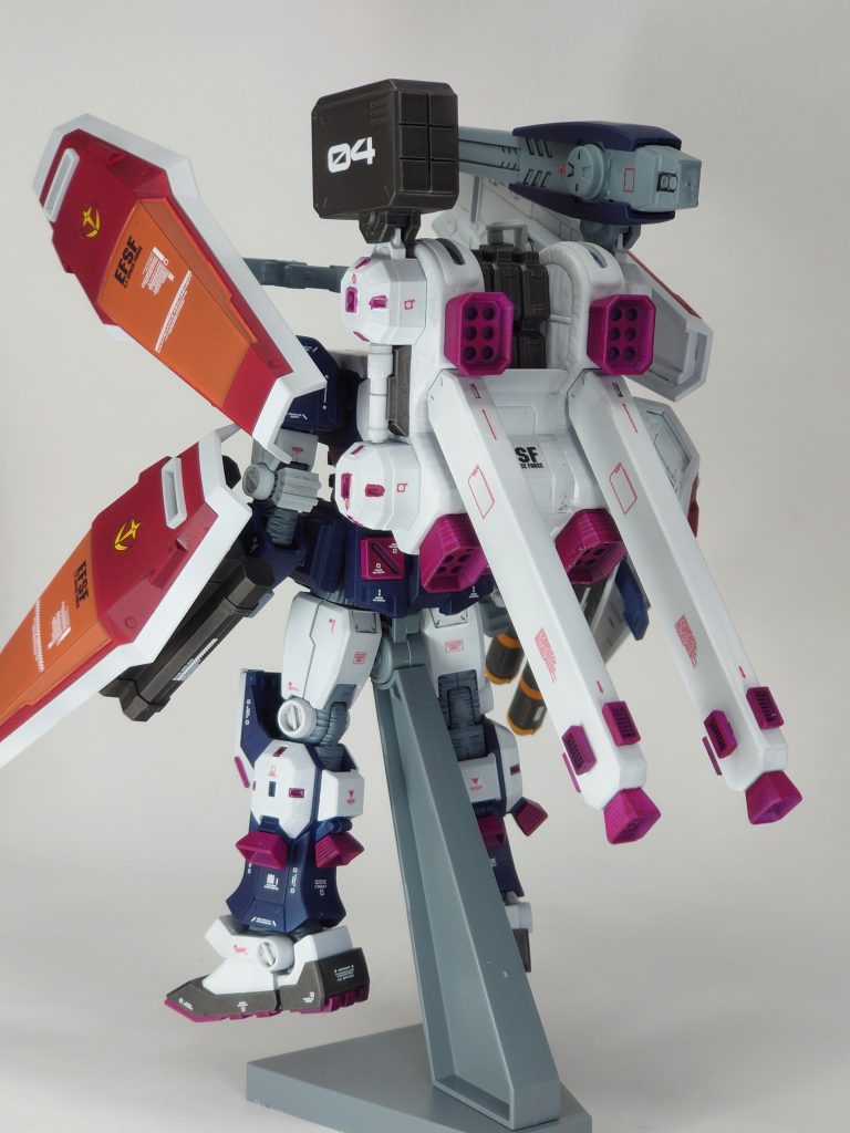 サンダーボルトの機体ならばデカールは多めに貼った方がカッコいいのでは！？と思い、普段よりも気持ち多めで水転写デカールを使ってます。