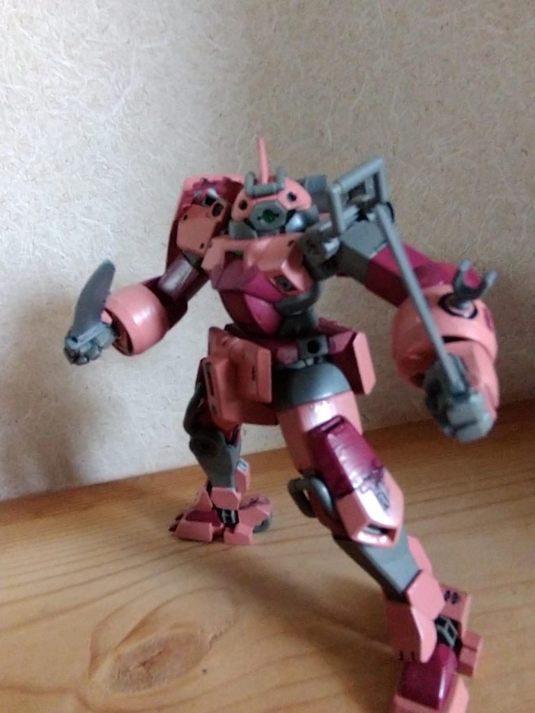 余り武装が少ないのとロングビームライフルだとシャアのイメージに合わないなーと感じたのでデミトレ用拡張パーツからビームマシンガンとアサルトナイフを二本ずつ装備させてみました。デミトレーナー買ったら使おうとずっと前に買っておいたデミトレ用拡張パーツをようやく活用できてよかったです。