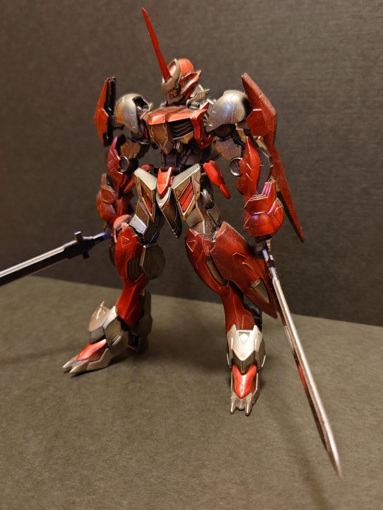 パイロットがアグニカ・カイエルの戦い方に憧れたため、同じく双剣による近接戦闘を得意とします。