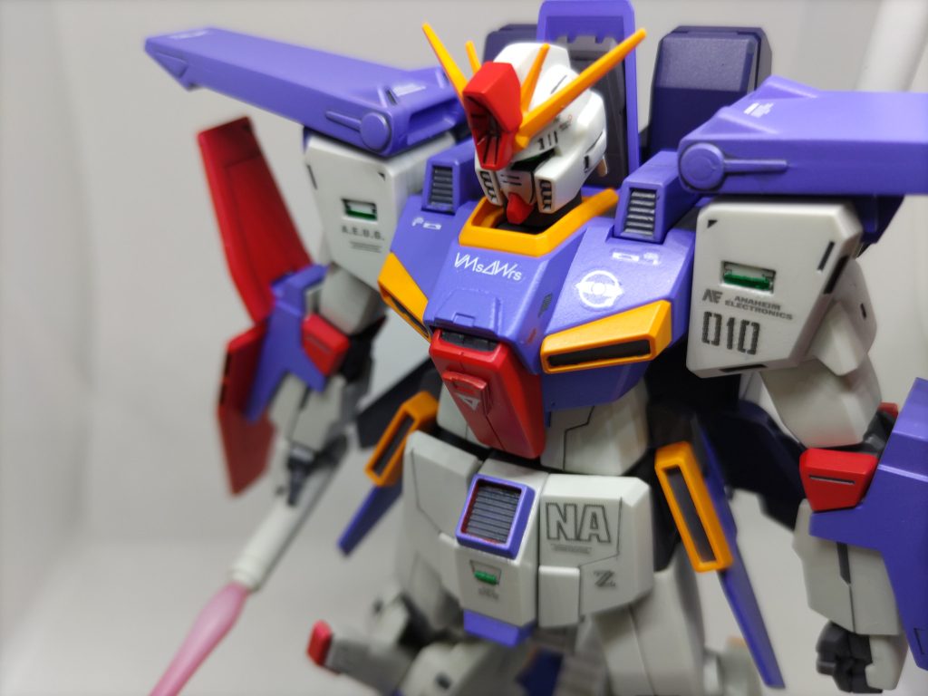 腰のダクトの枠、赤がはみ出てます。