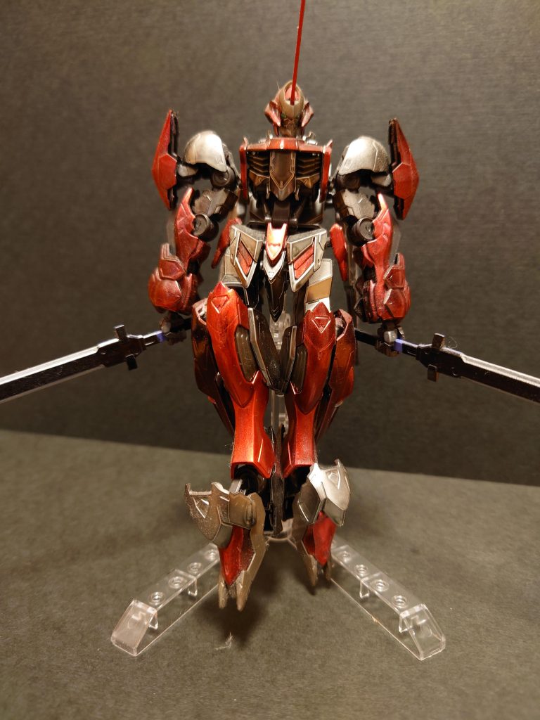アイアンブラッドコーティングのバルバトスに、一部赤のキャンディ塗装を施してます。肩の装甲はジンクスⅳより、足の増加ブースターはキマリスヴィダールより増設してます。頭の一本角は出所不明のジャンクパーツです。