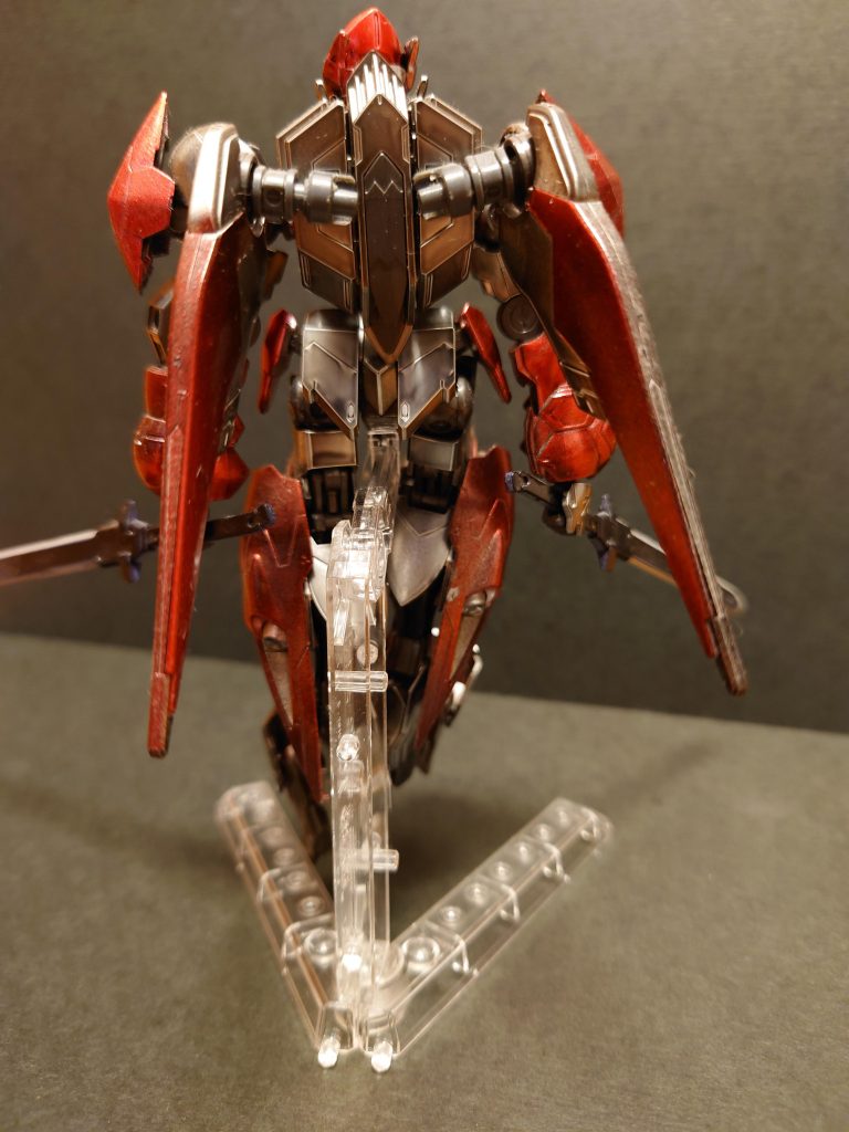 背部にはルプスの腰部ブースターをつけています。