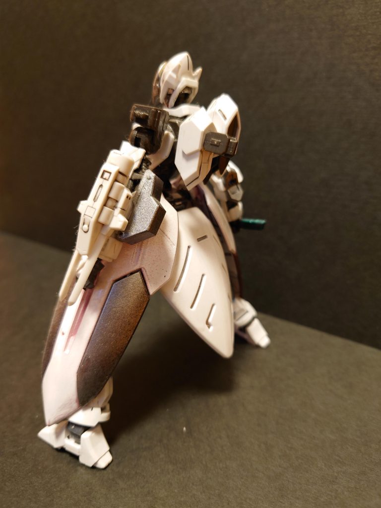 武装は左腕のレールガンと、阿頼耶識による遠隔操縦ミサイルです。背部がキュベレイ、腰部がアルケーのものを使ってます。