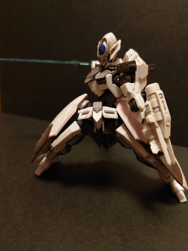 女性的な感じにするため、肩アーマーは外し、足はage-1スパローのものを使用しています。