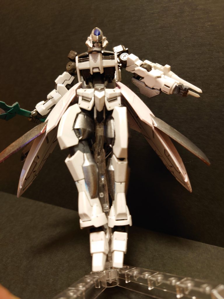 このミサイルによるオールレンジ攻撃、それと同時に大太刀による近接攻撃を行うことが得意戦術です。