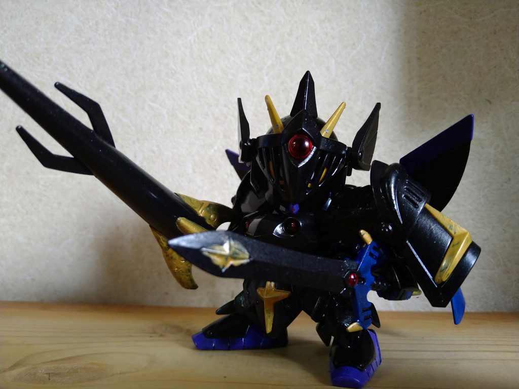 暗黒電磁ランスと暗黒バーサルソードの二本持ち。バイザーを下ろすと闇堕ち感が半端無いです!