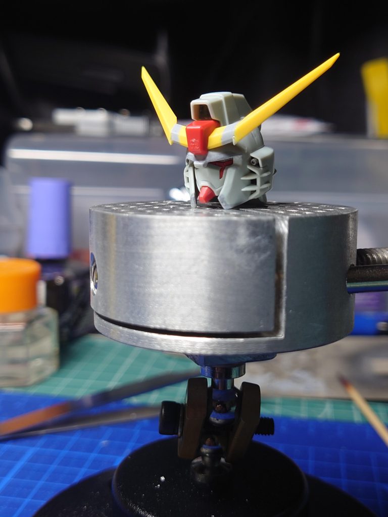 アンテナを横方向に延長、頬の装甲も修正しました。