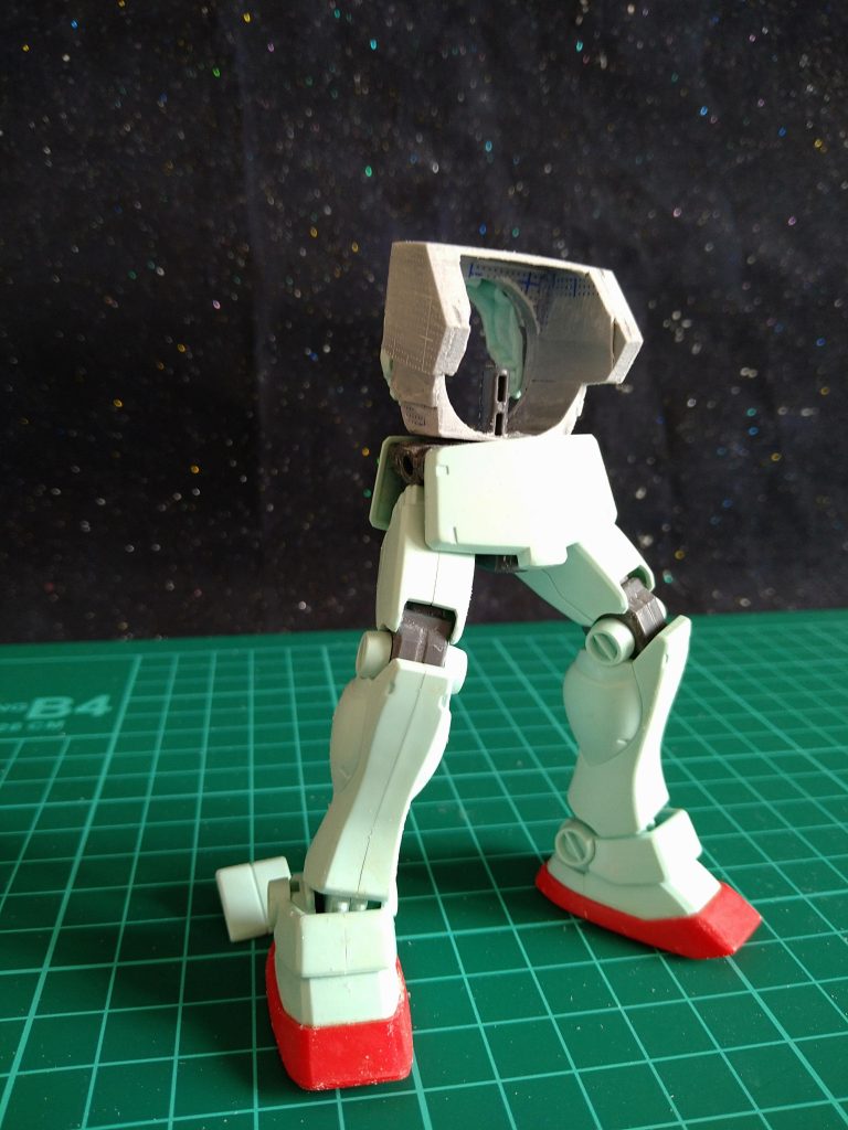 この〘やられジム〙もやはりポージングを考えての改造制作でございましたので、今回は〘やられジム専用アタッチメント😲〙…の制作致しました!😚😚😚胴体部分はプラバン制作、フロントアーマー部分と ランドセルは、以前投稿させて頂いた〘ジムスナイパーカスタム〙制作で余ったパーツを使いました!……そして…我ながら素晴らしいネーミングセンスでございます……😭😭😭センスナイ…