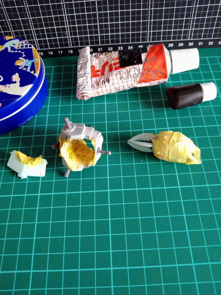 …この〘やられジム専用アタッチメント😭センス… 〙の制作方法はある程度プラバンで形を作ったら、 何となくバーニアやフロントアーマー部分等を熱で〈グニャ〉っとして😅ヤケドチュウイパテをお腹の穴の周りにくっつけてから今作の場合〈十分間位〉程放置☹️…まだ柔らかい状態の時にマスキングテープでぐるぐる巻にしたズゴックの腕にパテくっつき防止の〘ハンドクリーム〙塗り付けて〈ムギュ〜〉っと  押し入れ…また五分位放置☹️…腕を抜いて固まるまで待ちました…😴 …固まったらもう一度同じ手順で腕を差し込み、ある程度柔らかい状態の時に仕上げやダメージ表現などを爪楊枝でそれっぽく…😚…で塗装して完成致しました!🤗.,.