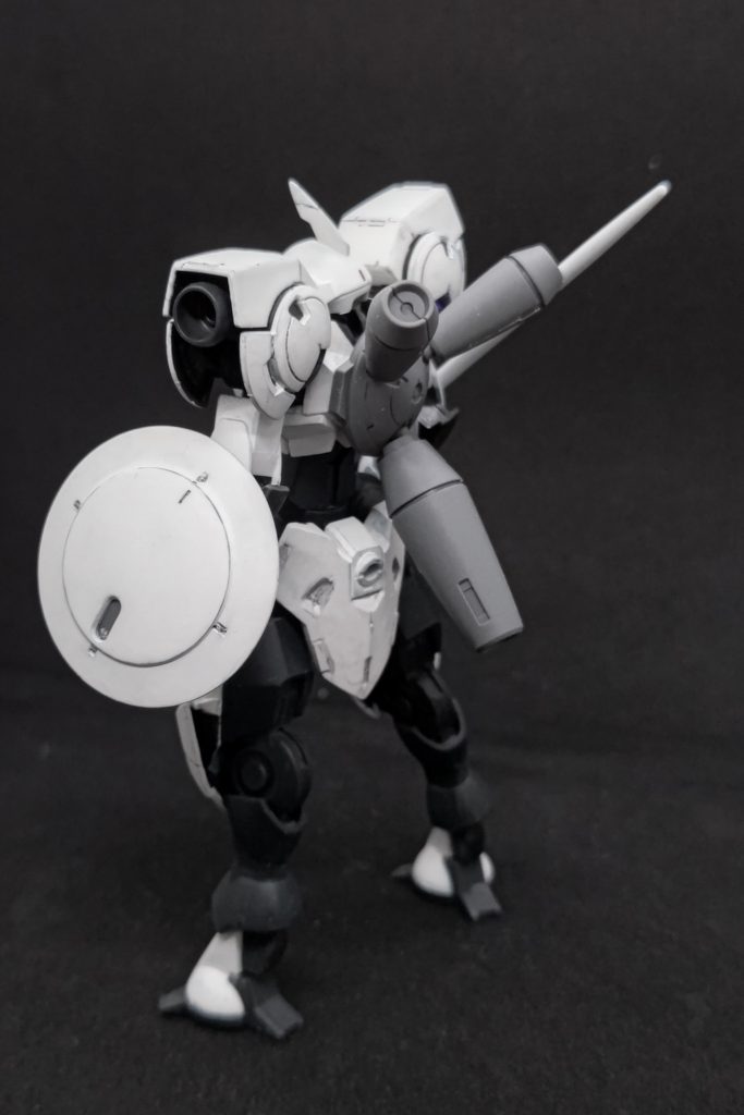 んー、肩と腰にチラッと見えるプラチップがカッコよい肩の裏からチラリと見える装甲裏は、黒鉄色で塗りつぶしているのですが正解だった気がします。全然見えませんがこれを全身でやっています。