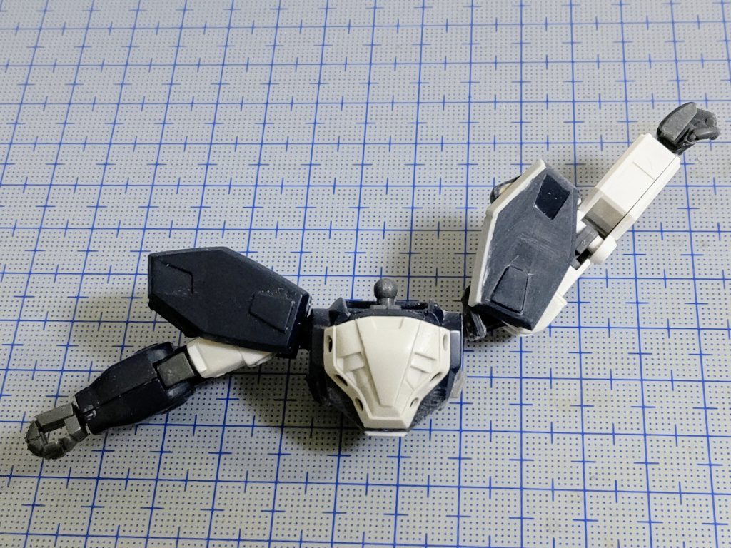 胴体は形はほとんど旧キットのまま胸と胴を切り離してからおへそ辺りで軸接続することで左右にスイングできるようにしてます