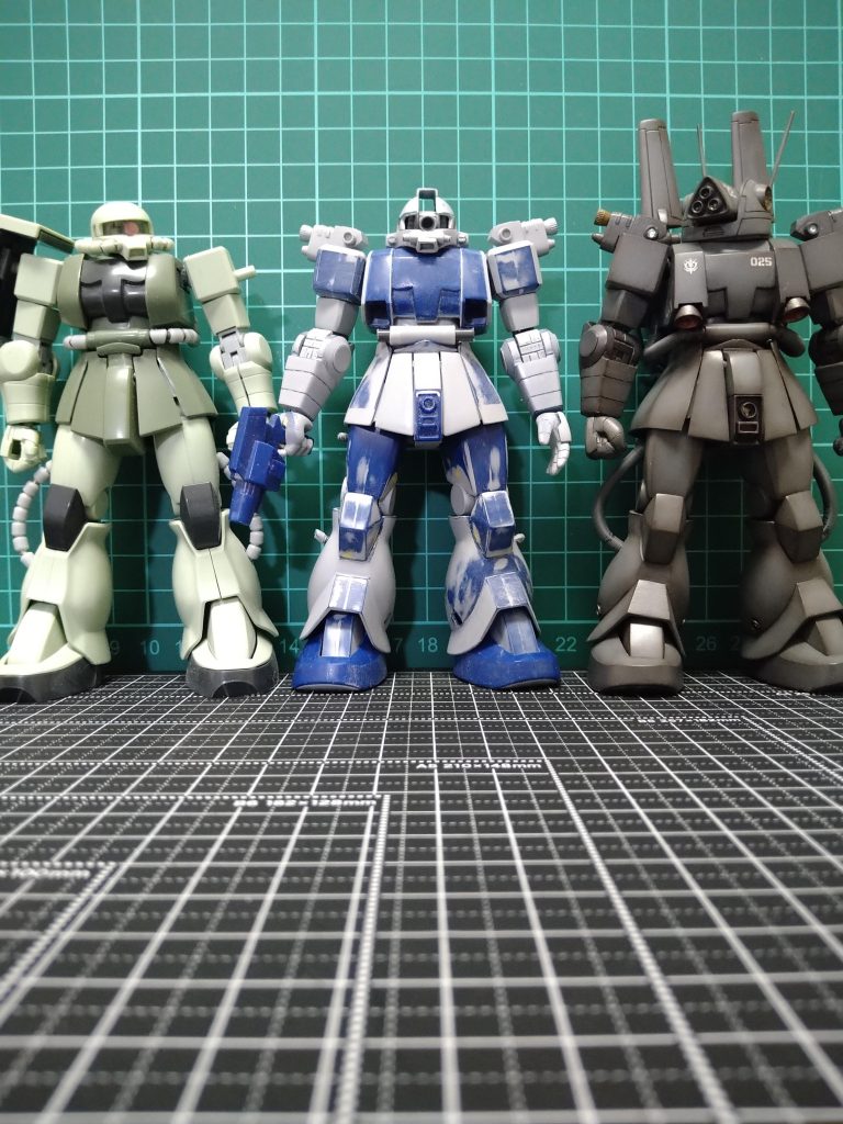 そして、何とか形にする事ができました!🤗今回の〘ザク強行偵察型〙はザクを偵察型へ改良…〘ザクフリッパー〙は〘ザク強行偵察型〙のバージョンアップ機と言う事のようですので〘サンプルザク〙よりもほんの少し太く…〘ザクフリッパー〙よりも細く…真ん中より少し〘サンプルザク〙寄りのプロポーション調整を致しました!😁私のもつ資料や説明書を読んだりしてやや私の持ったイメージに近づける事ができましたので、良かったです!🤗.