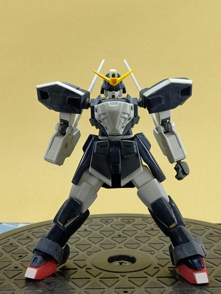 いきなり工作完了図頭はフェイス部分はEG、頬部分とヘルメットは旧キットで微調整しながらくっつけてます太ももも基本EGから移植太もも下側の謎の出っ張りはニーガードと解釈して、膝フレームと接着させてますこれで膝を曲げたときの隙間も埋まって自然な感じが出ましたスネ側は形状はほぼ旧キットのままで、アンクルガードは切り離してプラ板で作った自作フレームとボールジョイントで接続