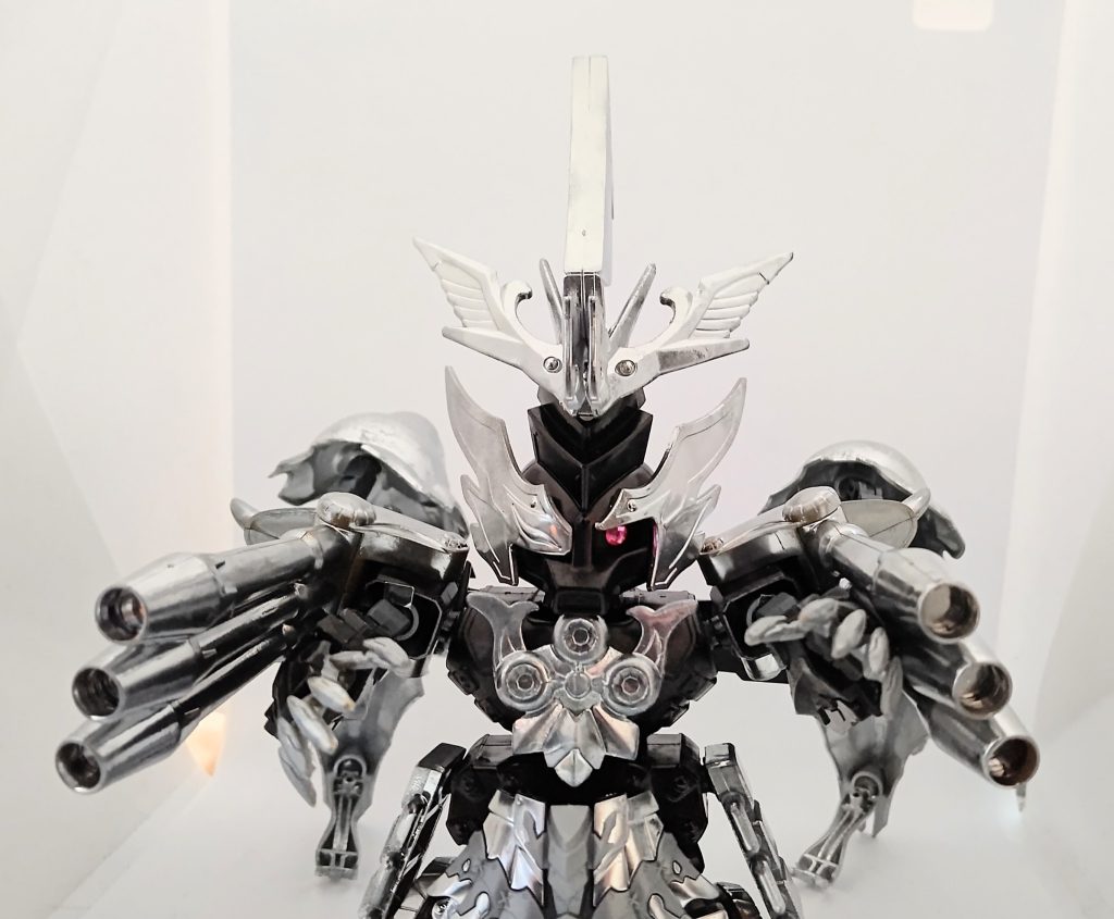 ガンダムマーカーのメッキシルバーをこれでもかと使用しました。