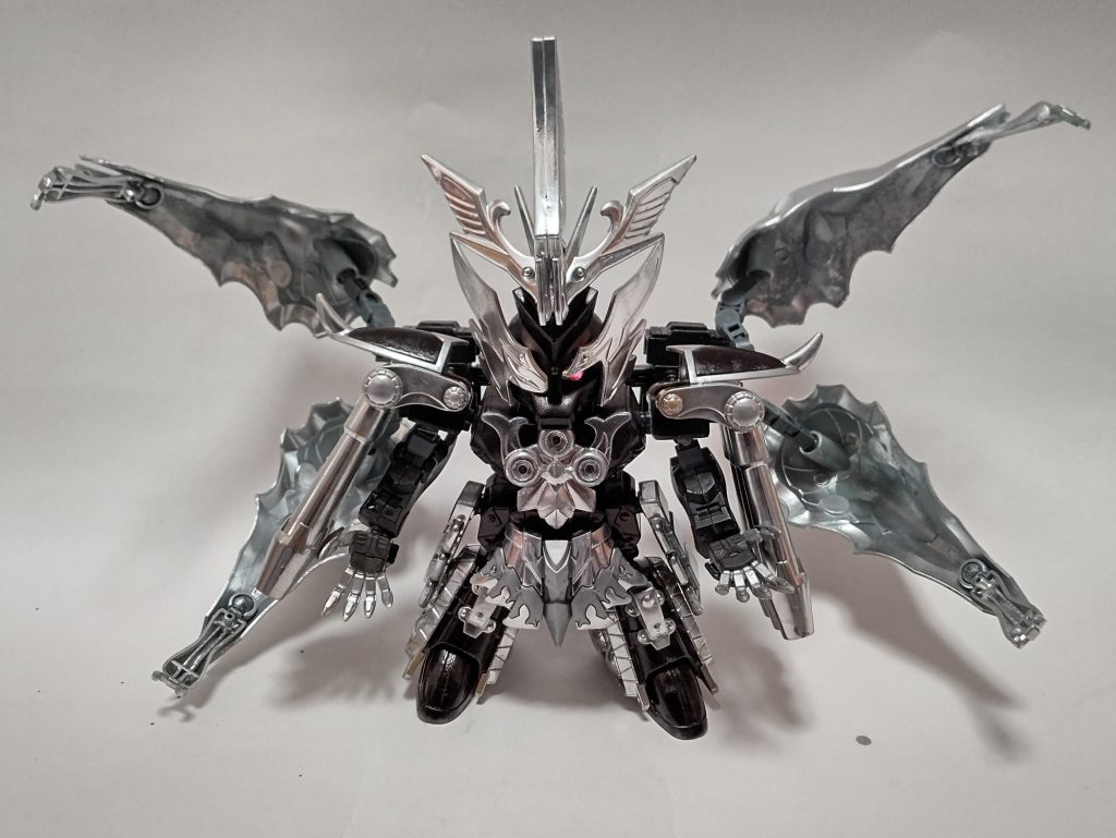 京劇に出てくるような派手な中華の武将をイメージし、バカみたいにゴテゴテなものとなりました。